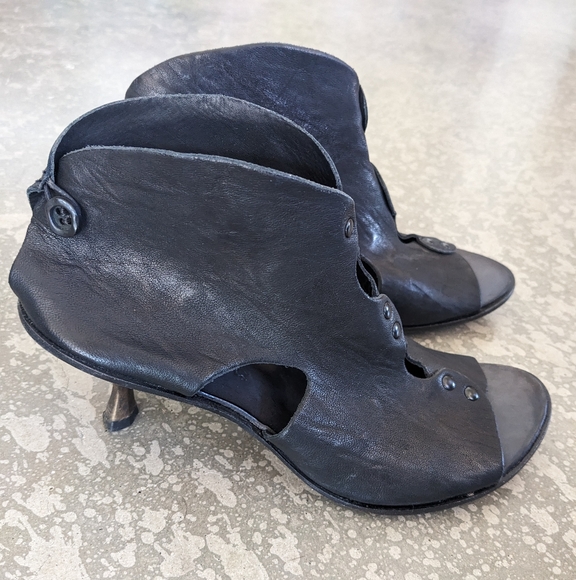 Cydwoq Vintage Leather Open Toe Booties - Picture 1 of 16